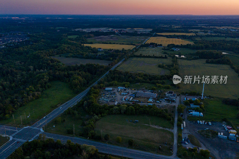 鸟瞰图Purpleville, Kleinburg在特斯顿路和400高速公路，独立和复式住宅在伍德布里奇沃恩，安大略省，加拿大